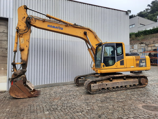 Escavadora de Rastos Komatsu PC240NLC-8