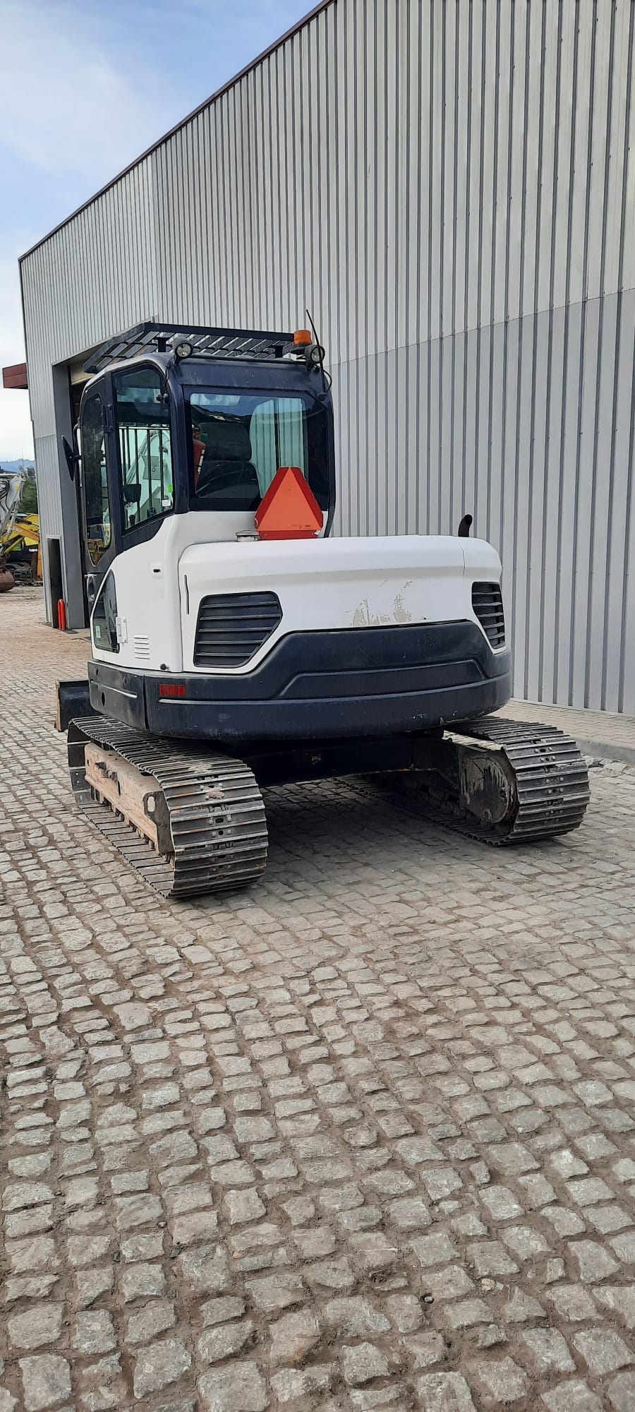 Mini Escavadora Bobcat E85